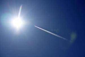 estelas de avión rastrea estelas químicas en el cielo azul profundo foto