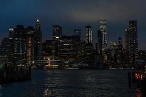 vista nocturna de nueva york desde brooklyn foto