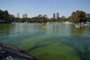 ciudad de méxico, 3 de febrero de 2019 - parque de la ciudad de chapultepec lleno de gente el domingo foto