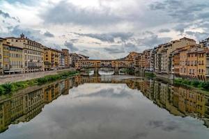 ponte vecchio florencia reflexión puente panorama cityview foto