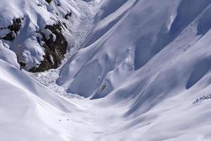 tobogán de nieve de avalancha en las montañas dolomitas foto