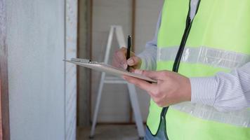 inspektör eller ingenjör är inspekterande konstruktion och kvalitet försäkran ny hus använder sig av en checklista. ingenjörer eller arkitekter eller kontaktor arbete till bygga de hus innan lämnandet den över till de husägare video