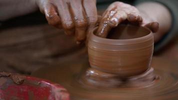 trabajo con arcilla en taller de cerámica video