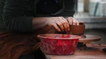 trabajo con arcilla en taller de cerámica video