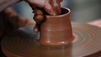 trabajo con arcilla en taller de cerámica video