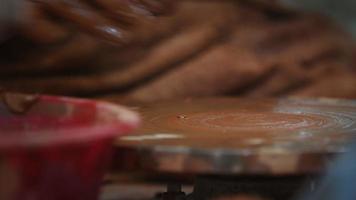 video de trabajo con arcilla en taller de ceramica