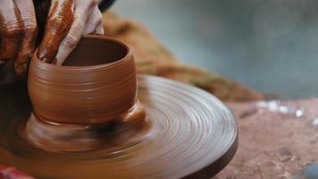 trabajo con arcilla en taller de cerámica video