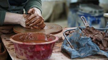 trabajo con arcilla en taller de cerámica video