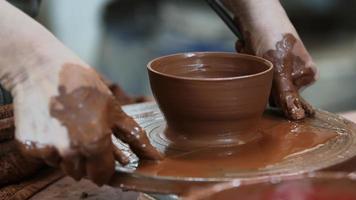 video de trabajo con arcilla en taller de ceramica