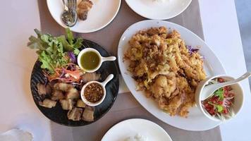 mesa llena de varios alimentos frescos en un restaurante moderno de lujo en el hotel. deliciosos platos, comidas cocinadas en la mesa. entorno de restaurante, decoración moderna, cafetería de ambiente sofisticado. video