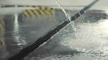 acqua flussi in il fogna nel il metropolitana parcheggio quantità. scoppiare di il acqua fornitura tubo. video