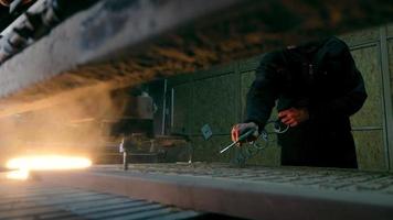 werk Bij een hout verwerken fabriek. de vakman reinigt de werk tafel voor de werk van de hout snijwerk machine. cnc machine operatie video