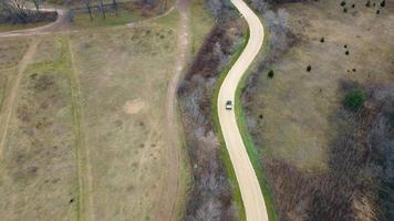 un' piccolo ufficio elettrico auto in movimento attraverso il pedone zona nel il parco. un' speciale scopo veicolo con approssimativo fari su è in movimento velocemente nel il parco. video