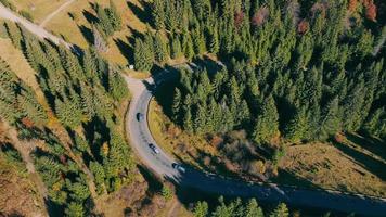 route dans les montagnes et la circulation automobile. beau paysage de nature dans les montagnes et une petite route chargée de voitures et de motos. video