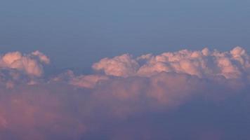 nubes de cielo crepuscular, paisaje de nubes blancas 4k lapso de tiempo. video
