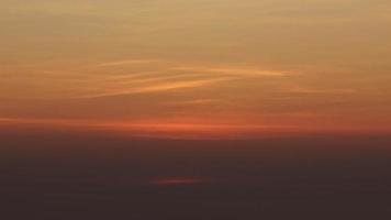 time lapse av majestätisk solnedgång eller soluppgång landskap vackra moln och himmel natur landskap scence. 4k-filmer. video