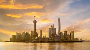 shanghai skyline zeitraffer im bezirk pudong an einem morgen, shanghai, china. video