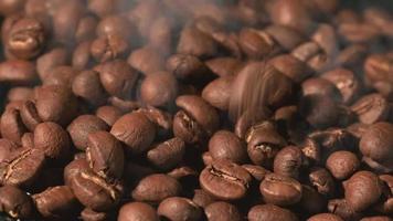 rallentatore di chicchi di caffè tostati che cadono. semi di caffè biologico. video