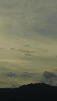 céu de crepúsculo e amanhecer com lapso de tempo vertical de nuvem cumulus em uma noite. video