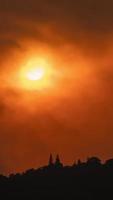 timelapse de espectacular puesta de sol con cielo naranja en un día soleado. video