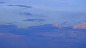 Dämmerung Himmel Wolken, Landschaft weiße Wolken 4k Zeitraffer. video