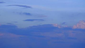 nubes de cielo crepuscular, paisaje de nubes blancas 4k lapso de tiempo. video