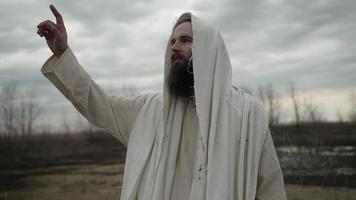Jezus geeft les over god en points naar hemel video