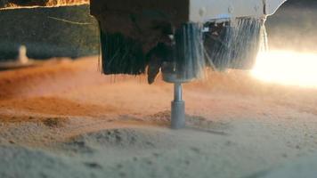 de snijwerk van hout Aan een tafel met een geautomatiseerd snijdend systeem. detailopname van een frezen snijder dat bezuinigingen een patroon Aan hout video