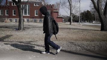 hombre sin hogar en cámara lenta caminando por un camino de tierra video