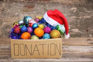 caja de donación con adornos navideños. regalo. juguete del árbol de navidad. foto
