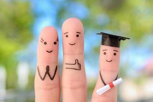 arte de los dedos de la familia feliz. los padres conceptuales están orgullosos de que su hijo se haya graduado de la universidad. foto
