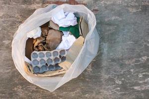 bolsa de basura con basura de papel diferente. clasificación de basura. foto