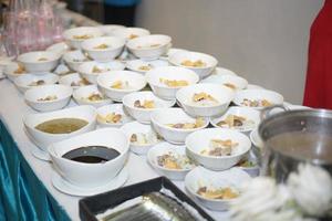 mesa de comidas y bebidas para la ceremonia de la boda foto