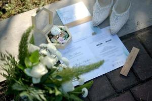 invitación de boda, anillos de boda, zapatos de boda y flores