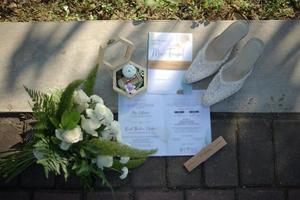 invitación de boda, anillos de boda, zapatos de boda y flores