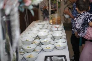 mesa de comidas y bebidas para la ceremonia de la boda foto