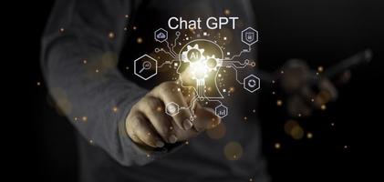 hombre de negocios con icono de luz inteligencia gpt ai.chat chat gpt con inteligencia artificial ai, generación de chat. tecnología futurista, robot en sistema en línea. foto