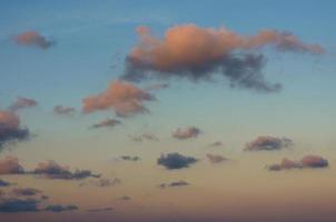 cloudscape de la puesta del sol en la temporada de verano foto