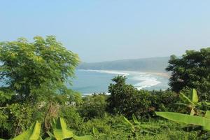 imagen de la playa de sawarna desde la cima de la montaña, banten, indonesia foto