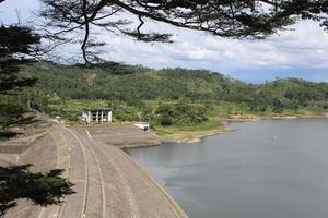 central hidroeléctrica saguling en java. presa saguling, bandung, indonesia foto