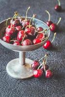 cerezas frescas en jarrón de plata vintage foto