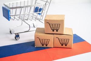 Caja con logotipo de carrito de compras y bandera de Rusia, importación, exportación, compras en línea o comercio electrónico, servicio de entrega de finanzas, tienda, envío de productos, comercio, concepto de proveedor. foto