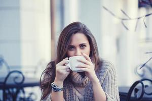 mujer tomando cafe foto