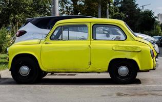 viejo coche amarillo foto