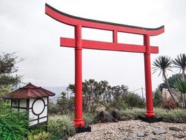 similar a la puerta torii roja en japón en inna hotel tretes indonesia. foto