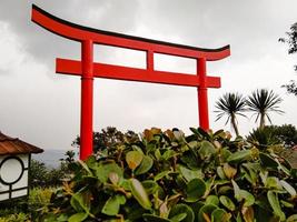 la puerta torii roja en indonesia foto