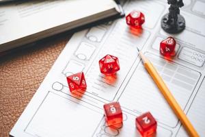 Coloque los dados d20 en el papel del personaje para crear juegos de mesa y juegos de rol de fantasía y aventura. foto