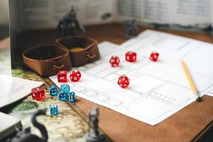 Coloque los dados d20 en el papel del personaje para crear juegos de mesa y juegos de rol de fantasía y aventura. foto