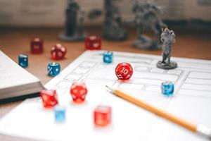 Coloque los dados d12 en el papel del personaje para crear juegos de mesa y juegos de rol de fantasía y aventura.