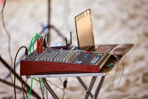 mesa de mezclas, mezclador de sonido de escenario en la fiesta en la playa, escritorio de consola de mezcla de audio de ingeniería de sonido foto